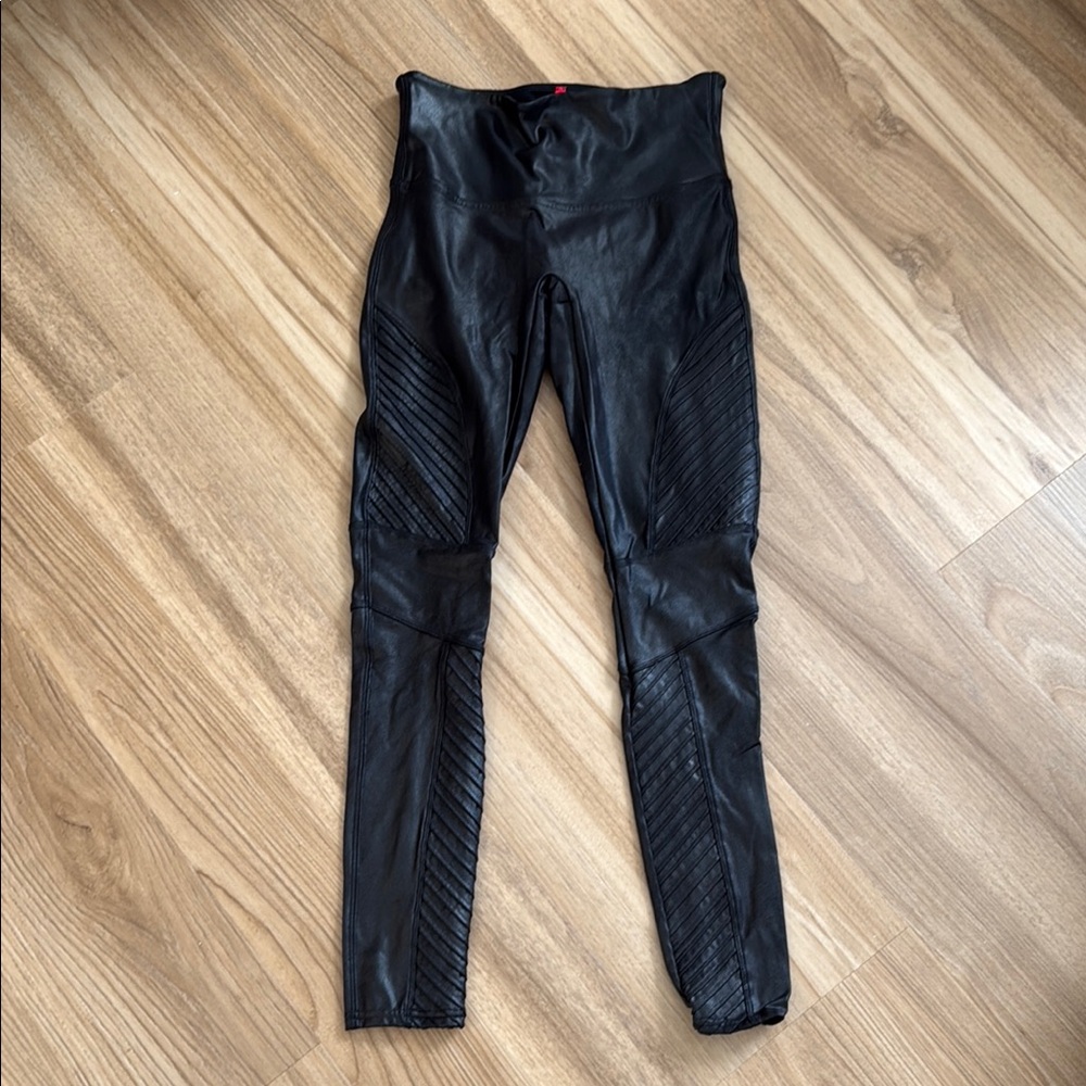SPANX Shiny Black Leggings -moto